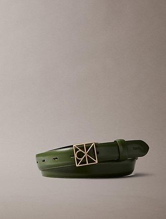 Calvin Klein Cintur&oacute;n de piel granulada con logo emblem&aacute;tico