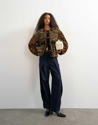 Topshop giacca in pile a coste senza colletto con stampa animalier-Marrone