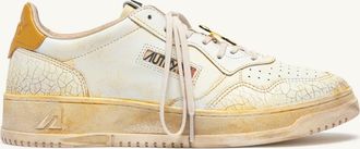 Autry MEDALIST LOW SUPER VINTAGE SNEAKERS IN WHITE AND YELLOW LEATHER