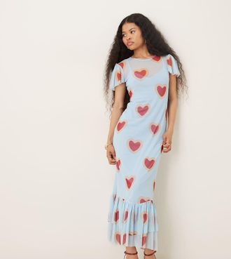 Never Fully Dressed Petite - Vestito lungo in rete azzurro chiaro con stampa di cuori, maniche con volant e fondo a pieghe-Blu