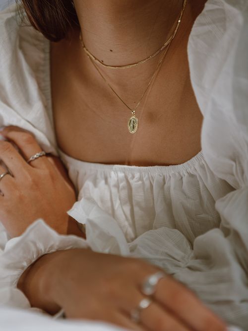 Close up von einem Ausschnitt mit Ketten-Layering