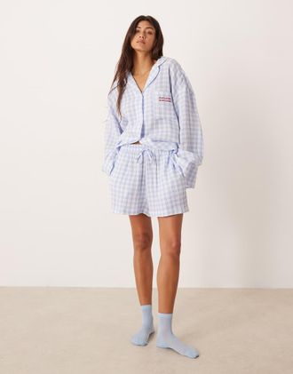 Asos Pigiama blu a quadretti con camicia a maniche lunghe e pantaloncini ampi in garza di cotone con ricamo-Bianco