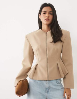 Miss Selfridge Blazer sartoriale neutro con spalline imbottite e peplo-Rosa