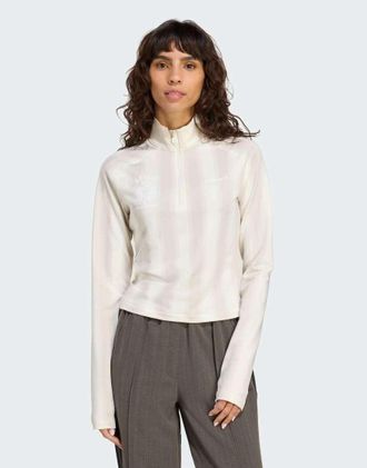adidas Originals Top a maniche lunghe bianco sporco con zip corta e grafica stile calcio