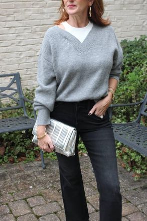Elan Dakota V-Neck Sweater In Grey