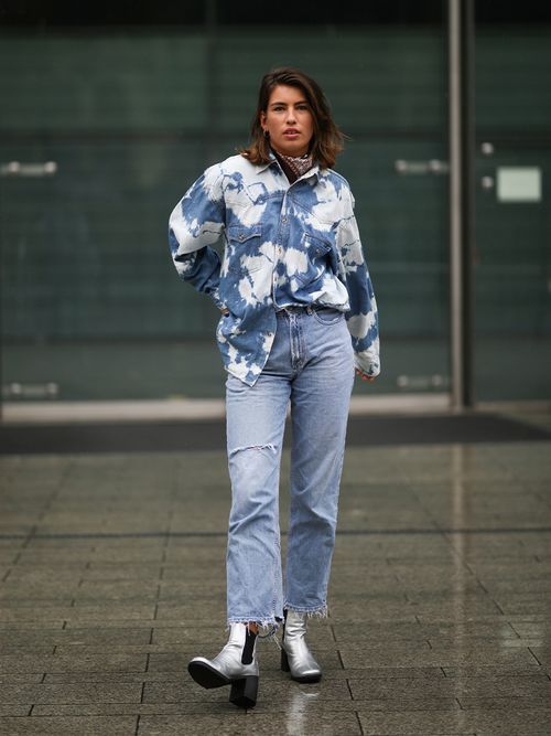 Streetstyle mit einem Total-Total-Denim Look zu silbernen Chelsea Boots.