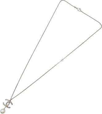 Chanel Collana placcata argento con pendente CC con perle sintetiche e strass 2014