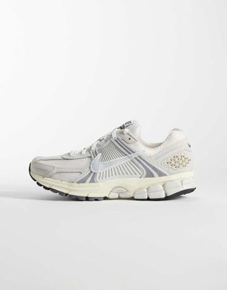 Nike Vomero 5 - Sneakers bianche e grigio chiaro-Bianco