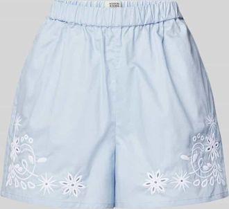 Scotch & Soda Relaxed Fit Shorts mit Lochstickerei in Hellblau, Größe M