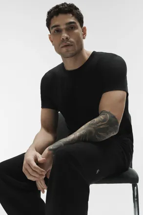 Alo | Triumph T-Shirt in Black, Size: Medium