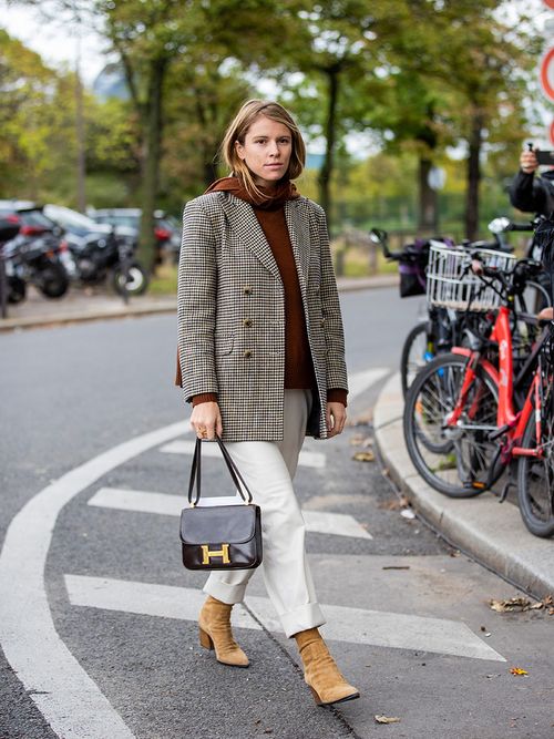 Streetstyle mit einer weißen Hose und einem roten Hoodie zu einem karierten Blazer und einer Hermes Tasche.
