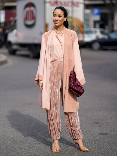 Tamara Kalinic trägt ein rosafarbenes Outfit auf der Milan Fashion Week.