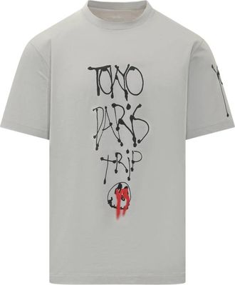 Yohji Yamamoto Chito City Grafische T-shirt met korte mouwen - Heren - T-shirts - Grijs - S - Satijn - Tops