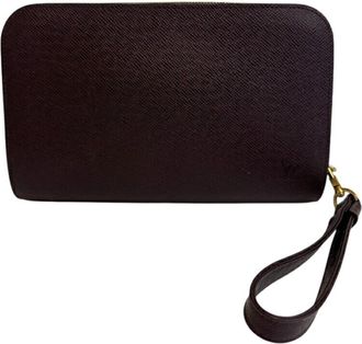 Louis Vuitton Wine Taiga Leather Clutch Bag (Pre-Owned)