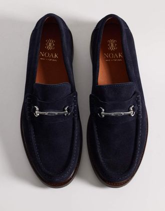 Noak Mocassini di manifattura portoghese in camoscio blu navy con morsetto argento