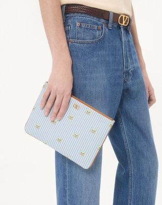 Valentino Garavani Pouch Valentino Garavani Vlogo Signature In Vitello Granato Con Stampa Le Chat De La Maison Uomo AZZURRO/AVORIO UNI