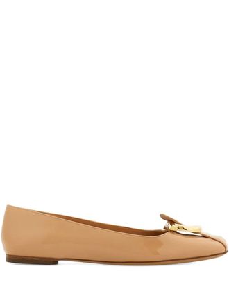 Ferragamo Ballerinas met gancini bandje - Beige
