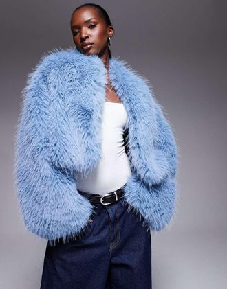 Aria Cove Giacca corta in pelliccia sintetica a pelo lungo blu con maniche ampie