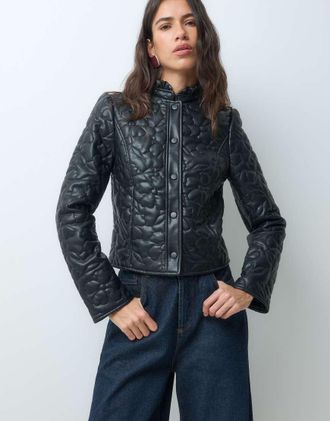 Miss Selfridge giacca trapuntata floreale effetto pelle con colletto a volant-Nero