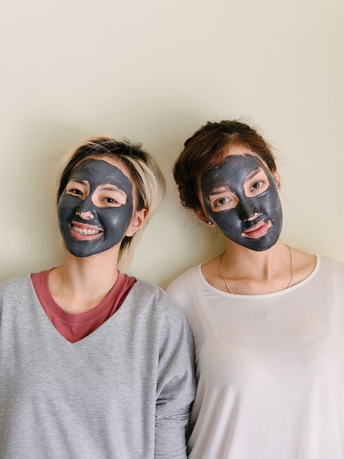 Zwei Frauen mit einer schwarzen Gesichtsmaske.