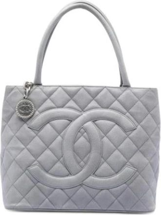 Chanel Pre-owned Tote Bags, female, Gray, Size: ONE SIZE Pre-owned The Medallion Tote Bag