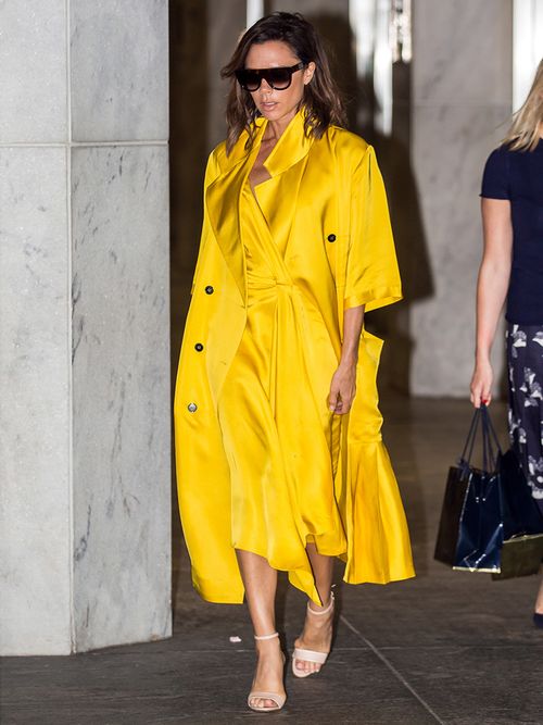 Victoria Beckham in gele outfit