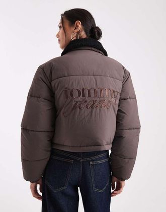 Tommy Jeans Piumino corto marrone con colletto in peluche