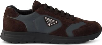 Prada Sneakers met logo - Bruin