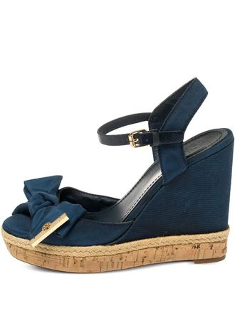 Tory Burch 115mm pre-owned bow-detail wedge sandals - Blue
