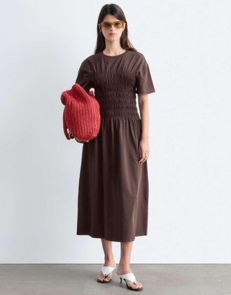 & Other Stories Vestito T-shirt marrone cioccolato scuro stropicciato stretto in vita