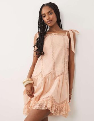 Miss Selfridge Vestito corto color pesca con allacciatura sulle spalle e inserto in pizzo-Arancione