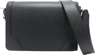 Louis Vuitton Black Noir Taiga Leather Pochette Shoulder Bag (Pre-Owned)