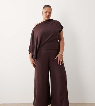 Asos Curve ASOS DESIGN Curve - Tuta jumpsuit drappeggiata con spalle scivolate color budino-Blu navy