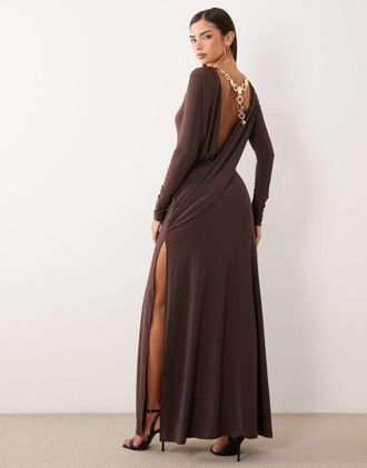 Asos vestito lungo aderente aperto dietro con dettaglio in metallo color oro, color cioccolato-Marrone