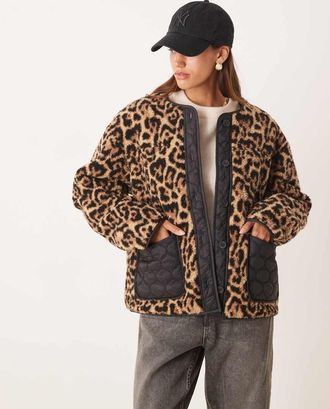 Asos Giacca in pile borg nera leopardata con dettagli in nylon trapuntati-Multicolore