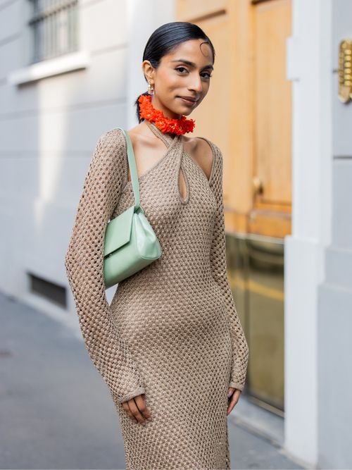 Malvika Sheth trägt ein gehäkeltes Neckholder-Kleid mit Halstuch und einer veganen Tasche auf der Milan Fashion Week.