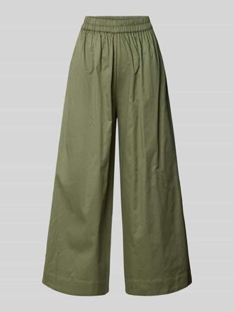 Christian Berg Wide Fit Stoffhose mit Bundfalten in Oliv, Gr&ouml;&szlig;e 34