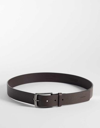 Calvin Klein cintura con fibbia effetto grain 35 mm in marrone cioccolato