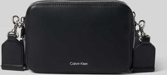 Calvin Klein Umh&auml;ngetasche in Lederoptik in Black, Gr&ouml;&szlig;e 1