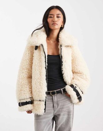 Miss Selfridge Giacca oversize stile aviatore color crema in pile borg-Bianco