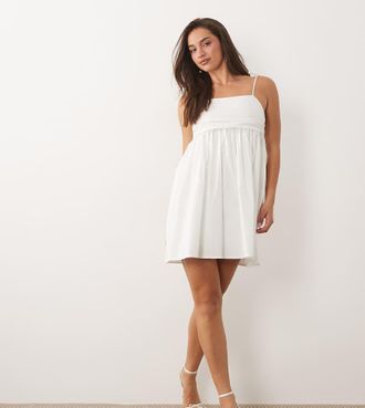 Fashionkilla Esclusiva Fashionkilla - Vestito corto stile babydoll bianco in popeline misto cotone con spalline sottili e bustino arricciato