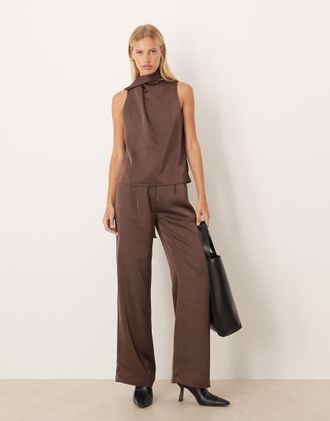 Pretty Lavish Pantaloni sartoriali in raso marrone cioccolato in coordinato