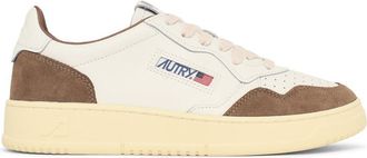 Autry Medalist Low witte leren en tabakssneakers