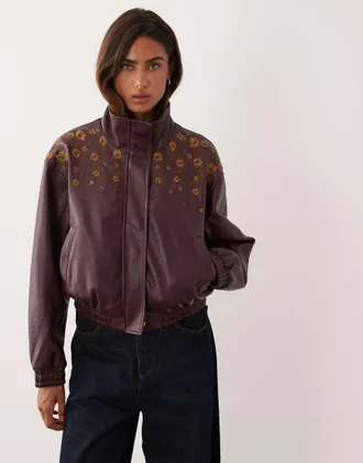 Miss Selfridge bomber in pelle sintetica ricamato con collo a imbuto color wine-Rosso