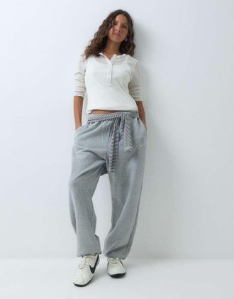 Nike Studio Fleece joggers oversize di peso medio con fondo risvoltato grigie-Grigio