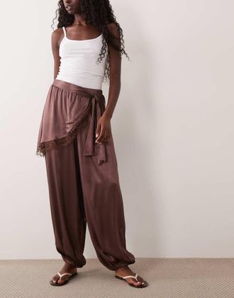 Miss Selfridge pantaloni balloon in satin con dettaglio avvolgente-Marrone