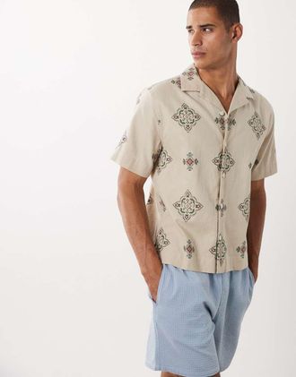 Abercrombie & Fitch Camicia a maniche corte squadrata beige con stampa fantasia-Neutro