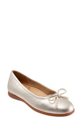 Trotters Dellis Ballet Flat in Champagne Leather at Nordstrom, Size 6.5