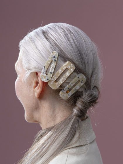 Gray hair, don’t care! Graue Haare können so edel aussehen und wir zeigen euch coole Stylings für den Sommer