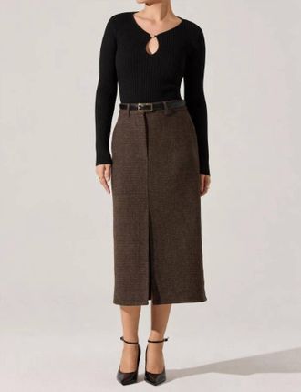 Astr Lynly Ribbed Keyhole Sweater In Black
